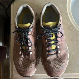 Womens 9.5 On Cloud X Running shoes